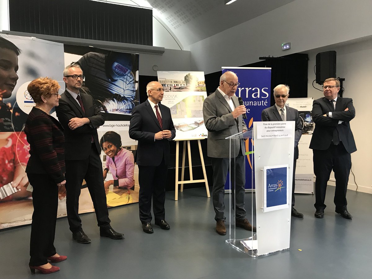 GrandArras's tweet photo. [Première pierre de la BGE à Saint-Nicolas] « Ce projet va donner une nouvelle image à Saint-Nicolas, c’est important pour la renaissance et l’attractivité du quartier », Alain Cayet maire de Saint-Nicolas. #deveco 
➡️ https://t.co/1OP7IdP3Pl https://t.co/tnVJjgreoU
