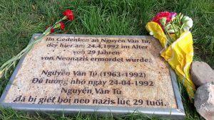 <a href="/OpferNaziGewalt/">KeinVergessen @keinvergessen@bildung.social</a> Zum 26. Todestag haben Aktivist*innen in #MaHe anscheinend einen Gedenkstein verlegt.
#AktionGedenken #KeinVergessen <a href="/rechtsaussen/">Berlin rechtsaußen</a> bit.ly/2qXx2V7