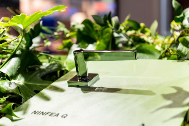 enger_design's tweet photo. Podczas Targów Budma rozkwitła nasza nowa marka. Światowa premiera klamek Aprile przyciągała spojrzenia, a stoisko wystawiennicze zaskakiwało soczystą zielenią w samym środku zimy. #klamkienger #aprilehandles https://t.co/RQb7mQlEyd