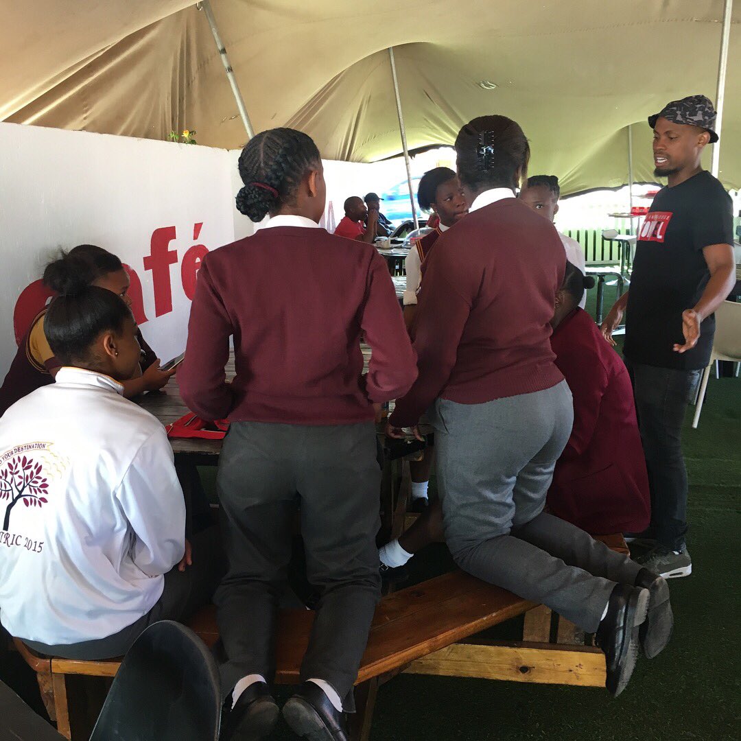 MojaCafe's tweet image. Helping our “Future Leaders” living in difficult conditions go through what you struggled to go through is so refreshing - These are the kids that will one day lead our industries🙏#ThisIsTheGoalOfLife #TheKnowledgeStokvel #MojaCafe🥇