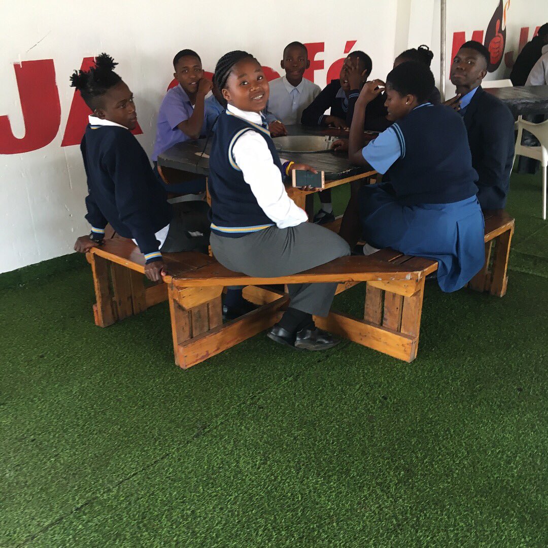 MojaCafe's tweet image. Helping our “Future Leaders” living in difficult conditions go through what you struggled to go through is so refreshing - These are the kids that will one day lead our industries🙏#ThisIsTheGoalOfLife #TheKnowledgeStokvel #MojaCafe🥇
