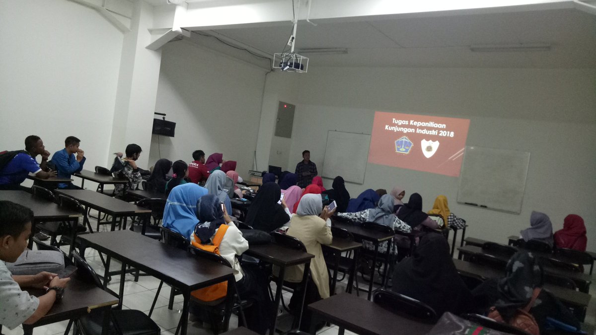 HmjkaS's tweet photo. Selasa 24 April 2018, Rapat Kepanitian Kunjungan HMJKA HIMMI AMIK BSI sukabumi @KuliahBSIAja @BSISukabumi @HmjkaBsi
#bsisukabumi
#hmjkabsi
#kuliahbsiaja
#togetherwereinvincible
#ourvictoryourglory https://t.co/pbJCYaCmBw