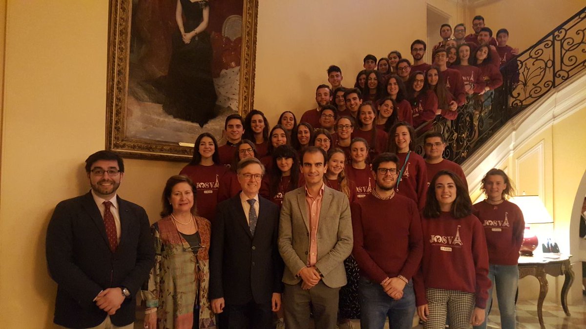 EmbEspFrancia's tweet photo. El Embajador de España @EmbEspFrancia  con la Joven Orquesta Sinfónica de Valladolid @JOSValladolid  @MonsalveErnesto ¡Bravo por la música! 👏🎵🎶 https://t.co/1JOkpKG2UB