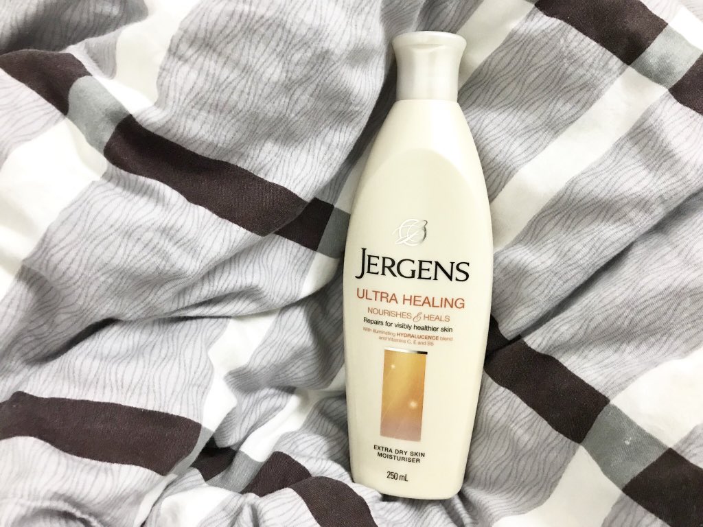 likexsleepy's tweet photo. จีนที่ว่าหนาว☃️ยังต้องแพ้ให้กับโลชั่นอย่าง jergens ultra healing เพราะเป็นสูตรปกป้องดูแลผิวจากความแห้งกร้านเพื่อผิวสุขภาพดี กลิ่นหอมไม่ฉุน✨ ไม่ค่อยเหนอะหนะมากด้วย💫
#HowtoPerfect #ใช้ดีบอกต่อ #ไว้รีวิวห้ามขายของโว้ยย #ใช้จริงรีวิวจริง #รีวิวหลับปุ๋ย https://t.co/NfSox0BKSc