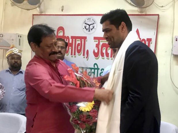 ChetanChauhanCr's tweet photo. देश को सम्मानित करने वाले खिलाड़ी को सम्मान
We proud of you Satish Kumar
#SatishKumar won Silver🥈medal Men’s 91kg Boxing
#CommonwealthGames2018
#GC2018Boxing https://t.co/aQBKTlBVKh