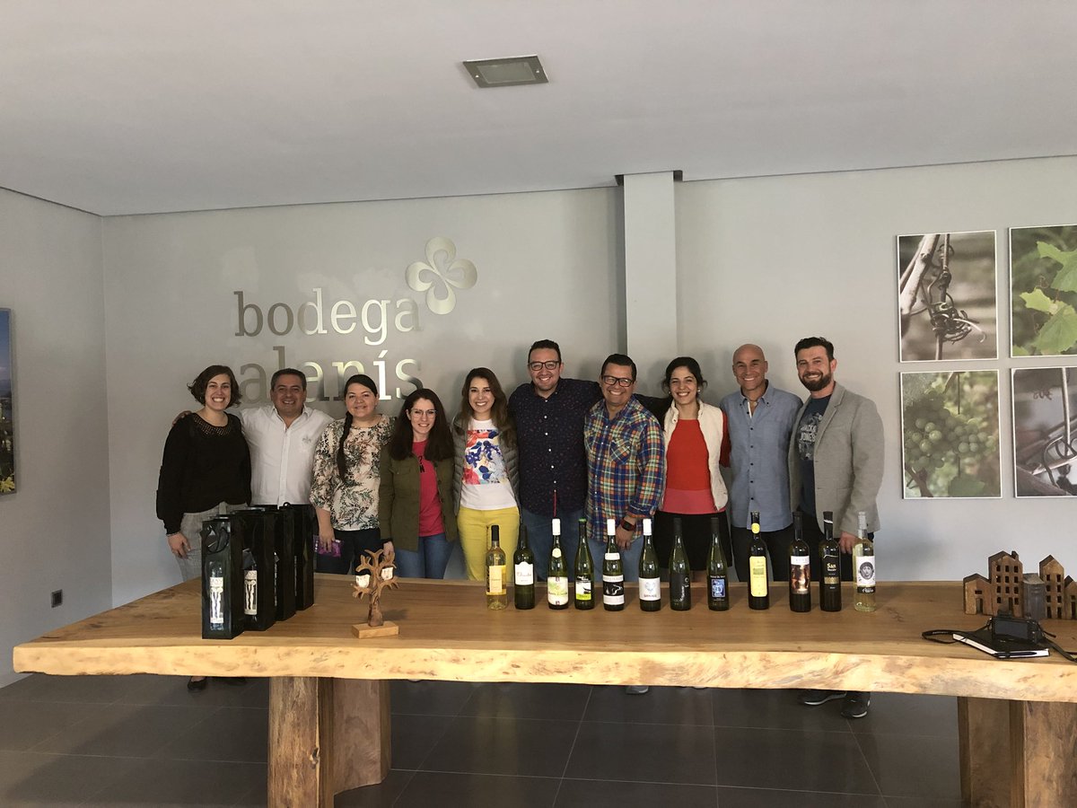 carlotamontoya's tweet photo. Los vinos blancos de @CRDO_Ribeiro son espectaculares. Primera bodega:  @BodegasGallegas https://t.co/7lgbnpjNDz