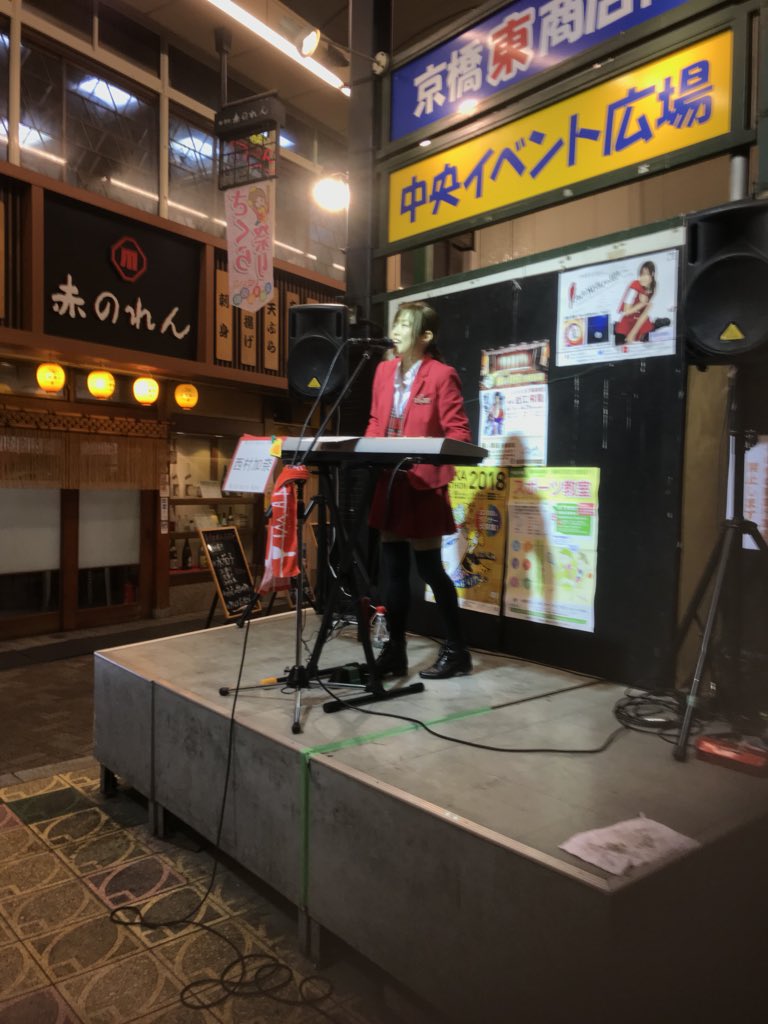 Daguo21's tweet photo. 到着！まずは西村加奈さん。
#西村加奈 #山本アラタ #京橋東商店街 #大阪 #京橋 #Osaka #中央イベント広場 #Kyobashi #公認ストリートライブ #シンガーソングライター #OfficeLAS #アーティスト #ギター弾き語り #ギター演奏 #ハイテンション #hakanakikana #鍵盤弾き語り #盛り上がり #MarbleDrop https://t.co/kxBUKlUeaf