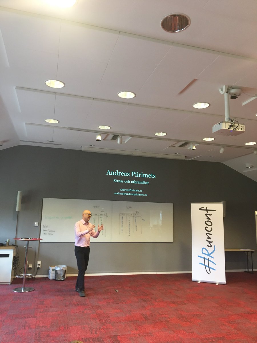 kompetenstillvx's tweet photo. Andreas Piiriments föreläser om stress och utbrändhet. Det tar nästan dubbelt så lång tid att då man arbetar med multitasking. #hrunconf https://t.co/eg7iWvgOzw