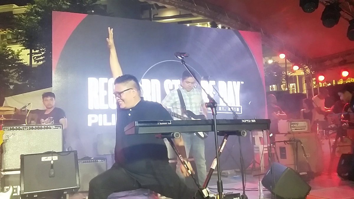 early_boiii's tweet photo. "STRETCH TAYO!" - @jugsjugsjugs of @theitchyworms at #RSDPILIPINAS2018
Their full set with Ely Buendia at: https://t.co/JpIJa0QSMi https://t.co/5qkCR7ATCQ