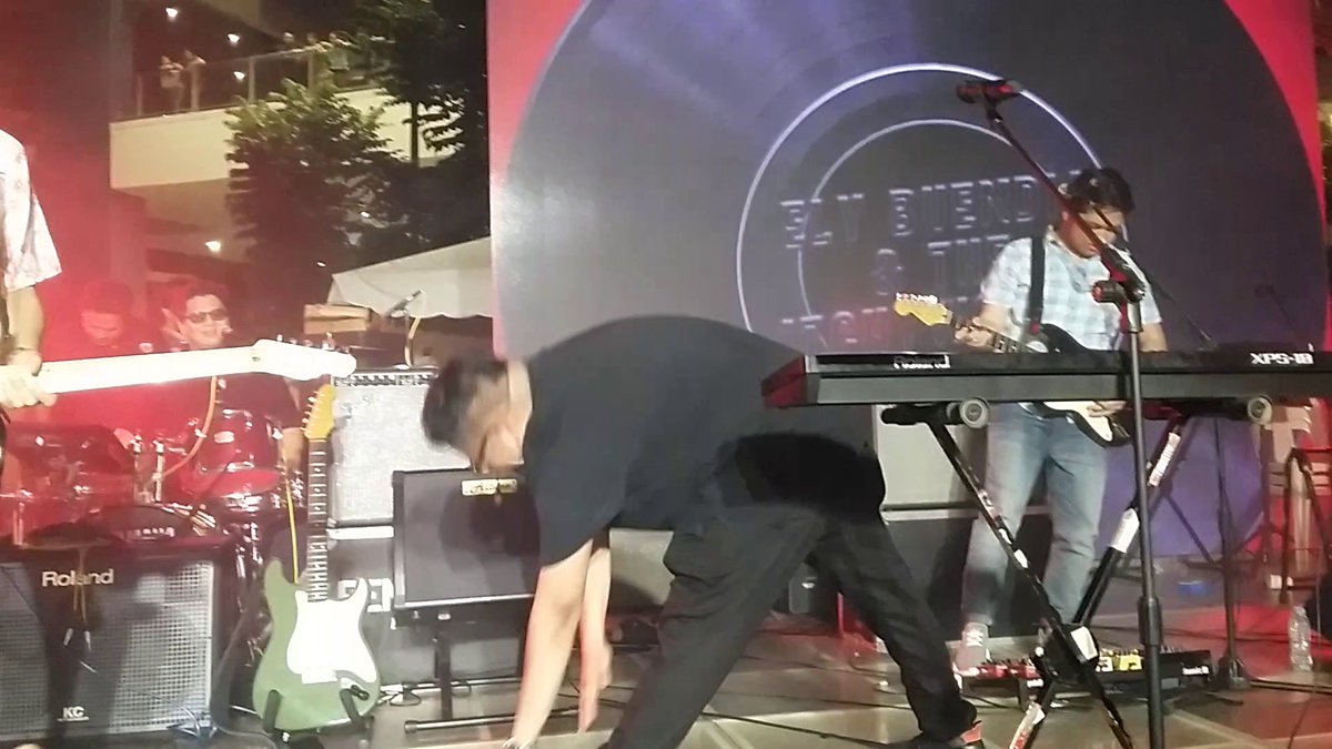 early_boiii's tweet photo. "STRETCH TAYO!" - @jugsjugsjugs of @theitchyworms at #RSDPILIPINAS2018
Their full set with Ely Buendia at: https://t.co/JpIJa0QSMi https://t.co/5qkCR7ATCQ