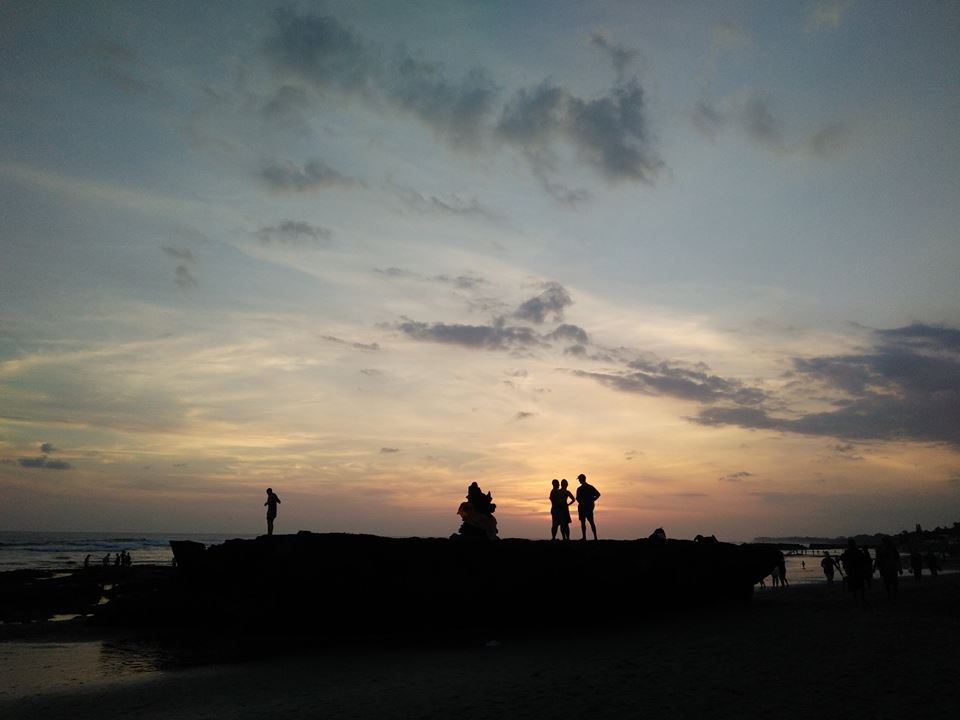 FRiiBEB's tweet photo. If you've ever been to Batu Bolong Beach, you'd see a medium size rock lays on the seashore with a small part of temple on it. This rock has been captured so many times with sunset view as the background. Immortilize one with your friends or family, it would be amazing! https://t.co/466X89L7fa