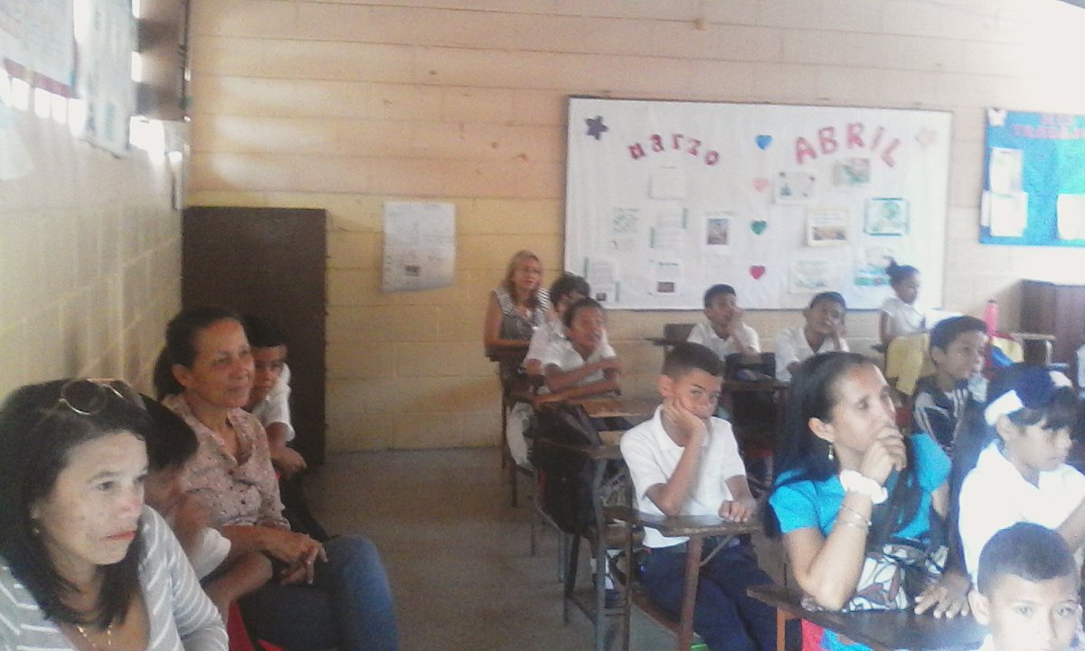 elirm18's tweet photo. Semanario sobre Las Redes Sociales por los estudiantes del 5 grado sección A 👏👏👏 https://t.co/0YpdkM2XvX