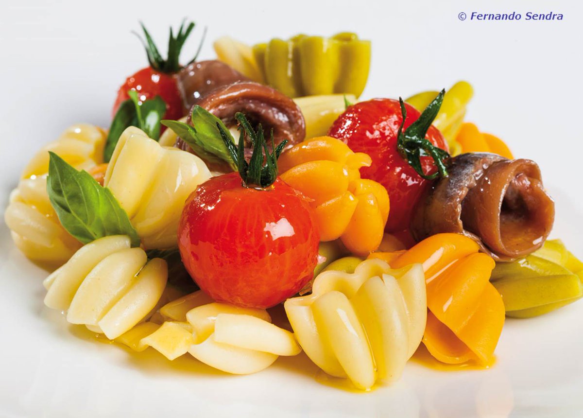 Con el buen tiempo ya van apeteciendo cada vez más las ensaladas, como estos tulipanes con tomate cherrry y albahaca.
¿Qué os parece esta #receta de nuestro blog?
bit.ly/2qQ65U0 #AOVE