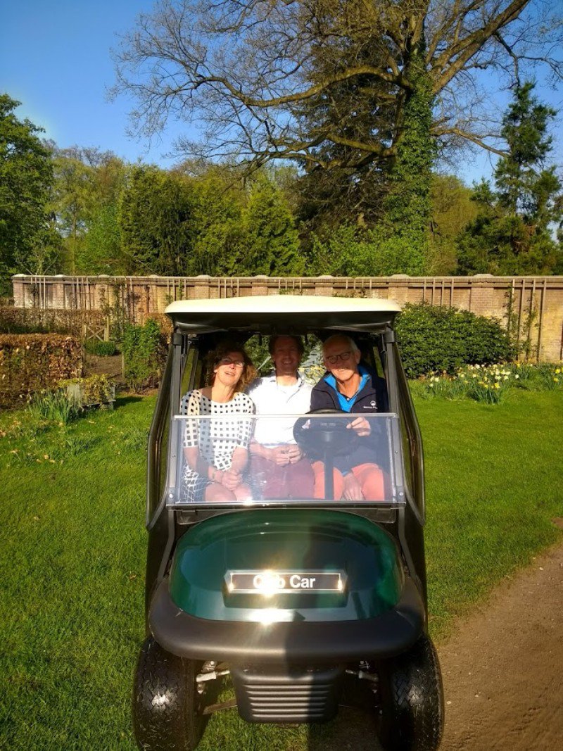 Een zonnige groet vanuit Golfclub Anderstein! Onze product specialist Guido Jesse overhandigde vrijdag de sleutels van de nieuwe golfkar aan clubmanager Karin Eliëns en Roel Schulting, voorzitter van de marshalcommissie. Van harte proficiat!
<a href="/GCAnderstein/">Golfclub Anderstein</a> <a href="/clubcar/">Club Car</a> #jeanheybroek