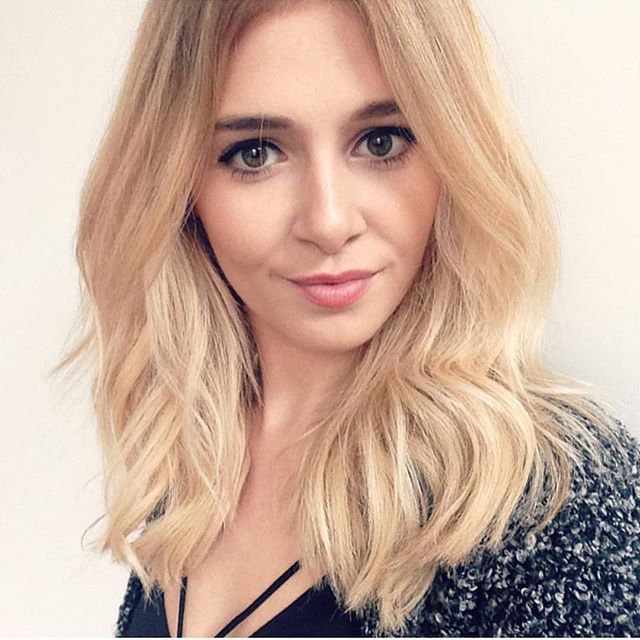 FlixyHair's tweet photo. @aeccleshair is wearing her Bardot blonde Flixy for added volume and we love it 😍💋 https://t.co/37DFjxjF9B https://t.co/VNZ4yicVnr