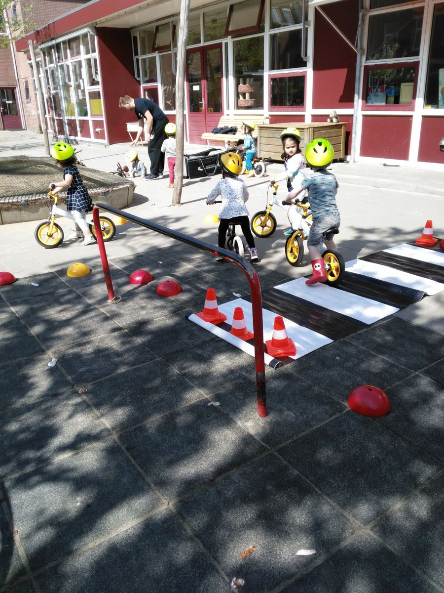DeFietsmeesters's tweet photo. De peuters van peuterspeelzaal Kadodder van @SpelenderwijsUt hebben niet alleen last van lentekriebels, maar ook van #fietskriebels! #weallcycle #030inbeweging #loopfiets #jonggeleerdisoudgedaan https://t.co/erFED3DuRJ