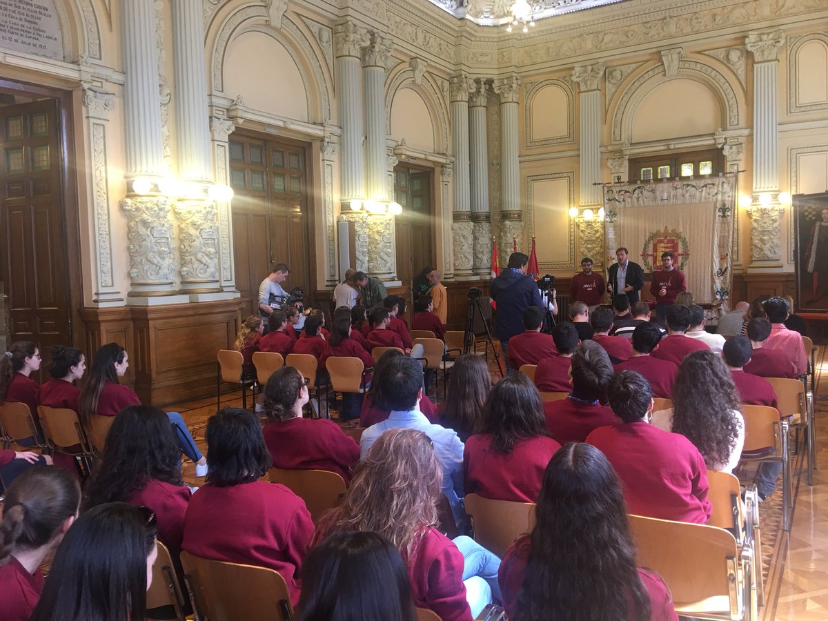 AyuntamientoVLL's tweet photo. 🖥[VIDEO] Alcalde @oscar_puente_, ha recibido a los integrantes de la Joven Orquesta Sinfónica de Valladolid (@JOSValladolid) tras su reciente actuación en #París

🔴 Ver aquí 🔗 https://t.co/kvNN791HJ4

#Valladolid #JOSVA 🎶 https://t.co/ExX5iDNR2F