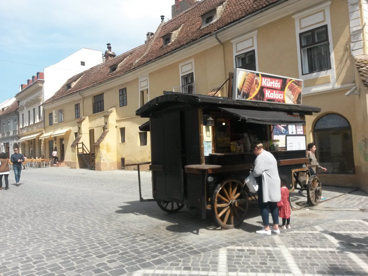 KilienStengel's tweet photo. Promenade gourmande à Brasov, capitale de la Transylvanie, à l'occasion d'un programme Erasmus sur les techniques culinaires @IEHCA_Network @UnivTours #villedeTours #CfaTours https://t.co/CnKWGBxTO6