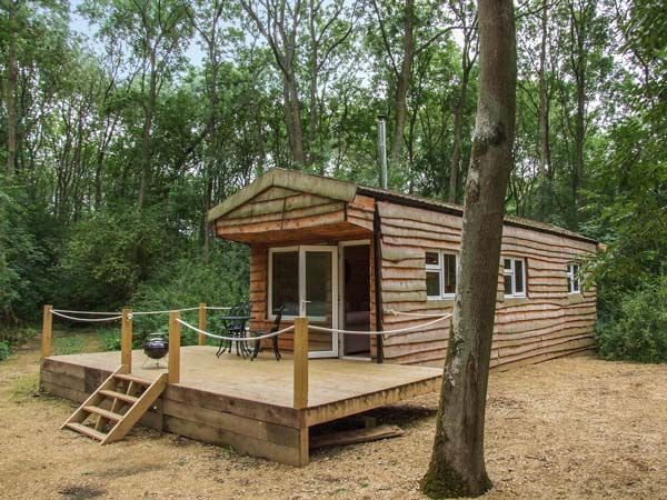 Ash Lodge comfortably sleeps 4 people all on the ground floor, the lodge is heated by open fire, off road parking for your car and the site has a swimming pool and within 1 mile of a local pub. gloshour.co.uk/ash-lodge/ #elevenseshour #cotswolds