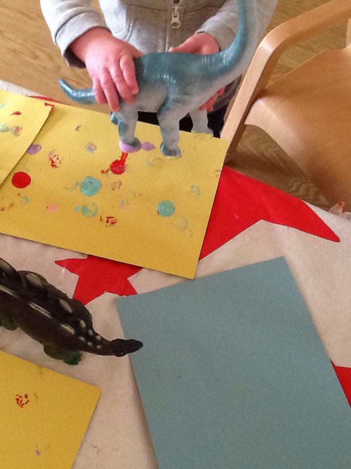 AshbridgeMaxy's tweet image. This morning in buttercups we have been dinosaur printing. Stomp stomp stomp! 🎨 #makingmarks #exploringthroughsenses