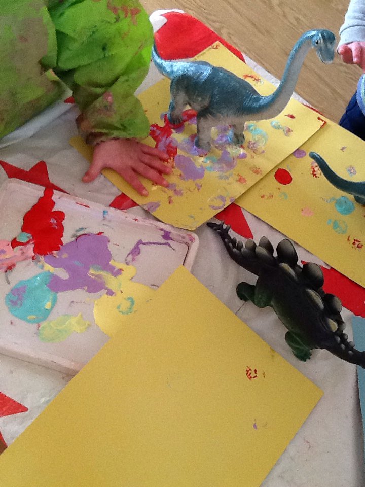 AshbridgeMaxy's tweet image. This morning in buttercups we have been dinosaur printing. Stomp stomp stomp! 🎨 #makingmarks #exploringthroughsenses