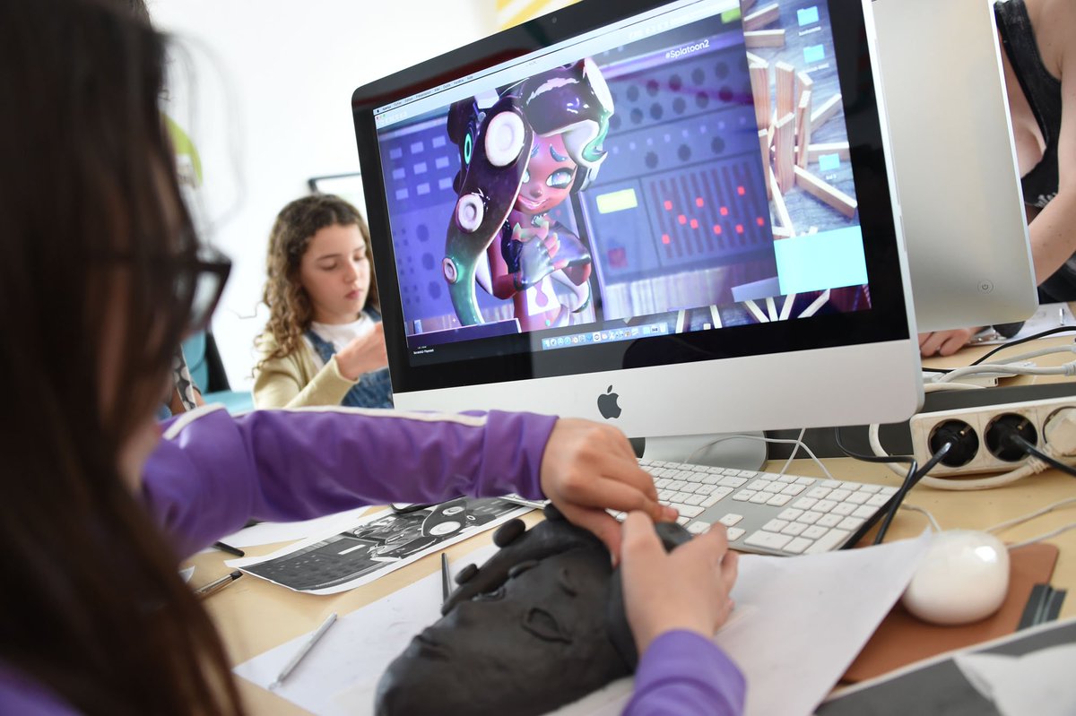 mulhouse's tweet photo. #MulhouseMasterClass, c'est reparti ! 🙌 150 ateliers pour des vacances actives : exemple au #Kidslab @KM0_info ajd, où les jeunes confectionnent leurs masques de super-héros, réalisent une course de drones ou s’essayent au film d’animation… https://t.co/U06wCxykcr