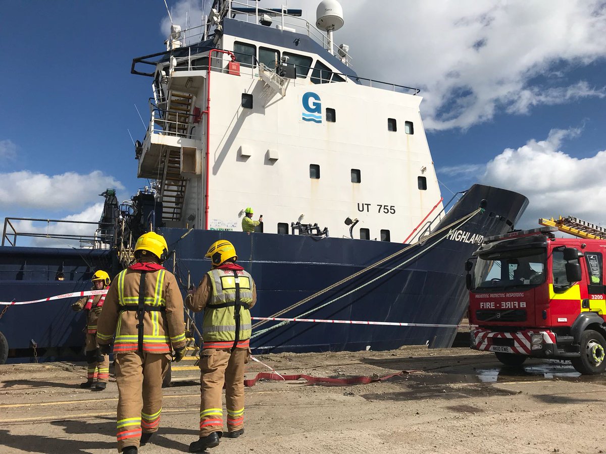 Tyne_Wear_FRS's tweet photo. Training session at Sunderland Docks this morning, involving crews from Farringdon, Sunderland Central & Marley Park firestations. Testing our Breathing Apparatus crews and marine rescue techniques. #PrepareforEverything https://t.co/EWYHL2byFV