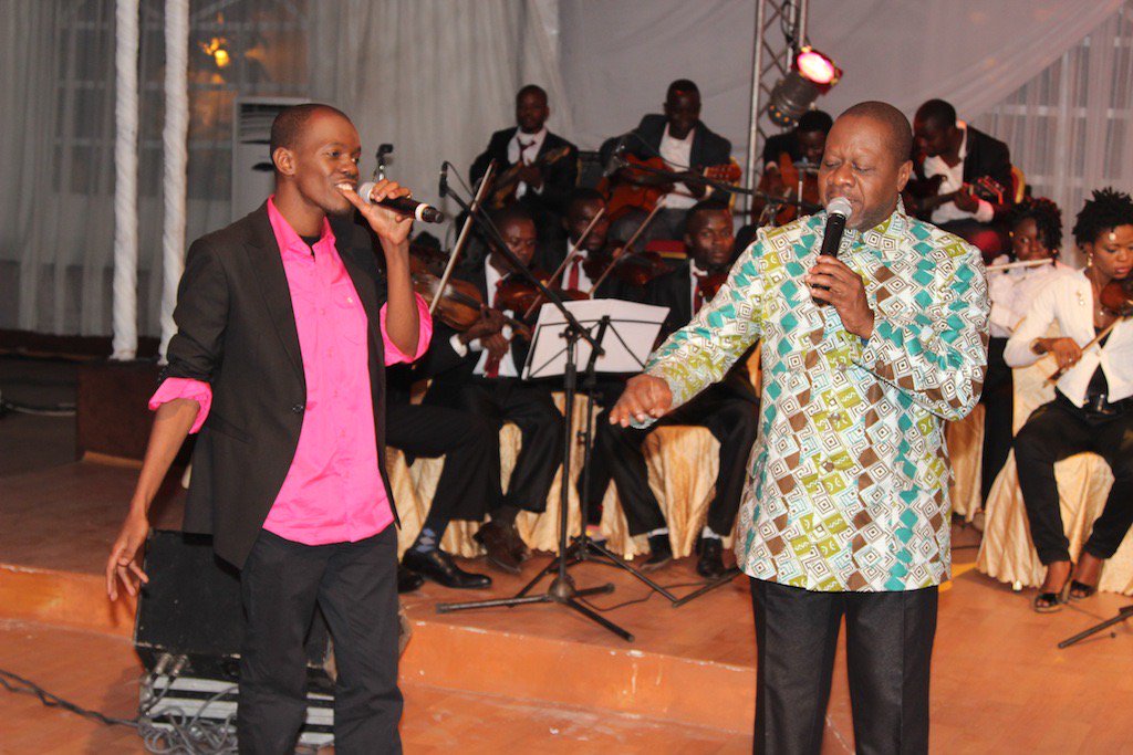 Optimumcoms's tweet photo. [ #OptimumRdc ] 
Papa Wemba, le parrain de " Si le Congo m’était chanté 2 , un spectacle riche en couleurs🏮#Souvenir #Rumba
🛑 #HOMMAGE AU LEGENDAIRE PAPA WEMBA [ #VIVELEROI ] 🛑
#MOLOKAÏ #VIVALAMUSICA #PAPAWEMBA #VIVAPAPAWEMBA
#KOLOHISTOIRE #FireRdc #VivaPapaWemba #RipPapaWemba https://t.co/1eW0RJgY5D