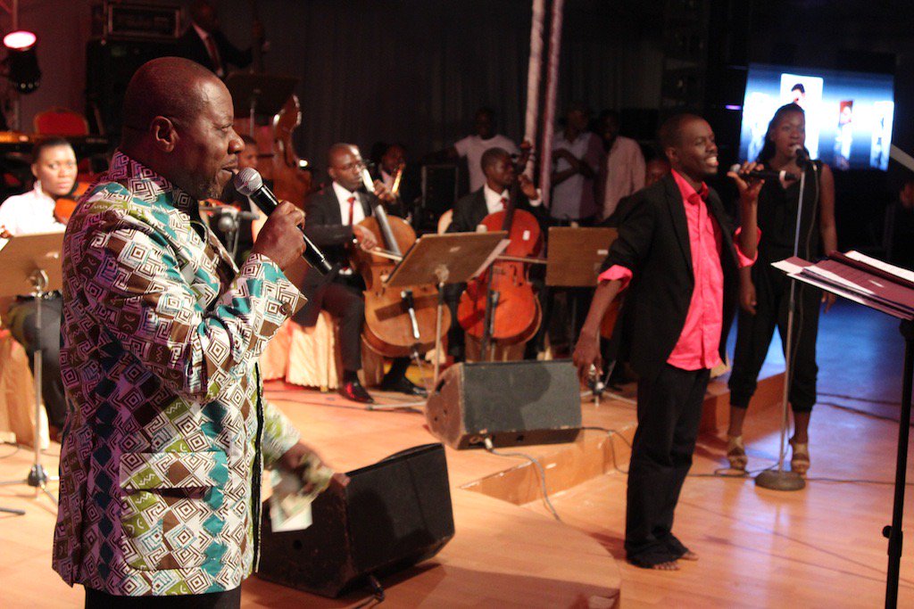 Optimumcoms's tweet photo. [ #OptimumRdc ] 
Papa Wemba, le parrain de " Si le Congo m’était chanté 2 , un spectacle riche en couleurs🏮#Souvenir #Rumba
🛑 #HOMMAGE AU LEGENDAIRE PAPA WEMBA [ #VIVELEROI ] 🛑
#MOLOKAÏ #VIVALAMUSICA #PAPAWEMBA #VIVAPAPAWEMBA
#KOLOHISTOIRE #FireRdc #VivaPapaWemba #RipPapaWemba https://t.co/1eW0RJgY5D