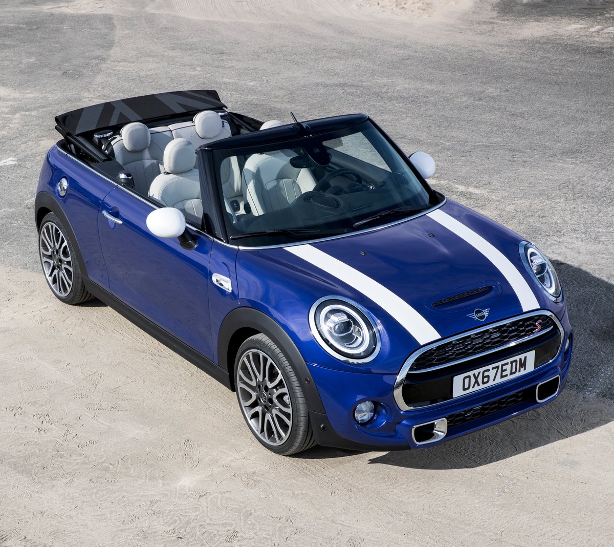 stratstoneuk's tweet photo. More fun than ever. All you need to know about the new #MINI >> https://t.co/Wgu1kmDQ84
#MINI2018 #NewMINI #MINIConvertible #Convertible #MINIHatch #Stratstone #StratstoneMINI https://t.co/0e1TJlo4ZG