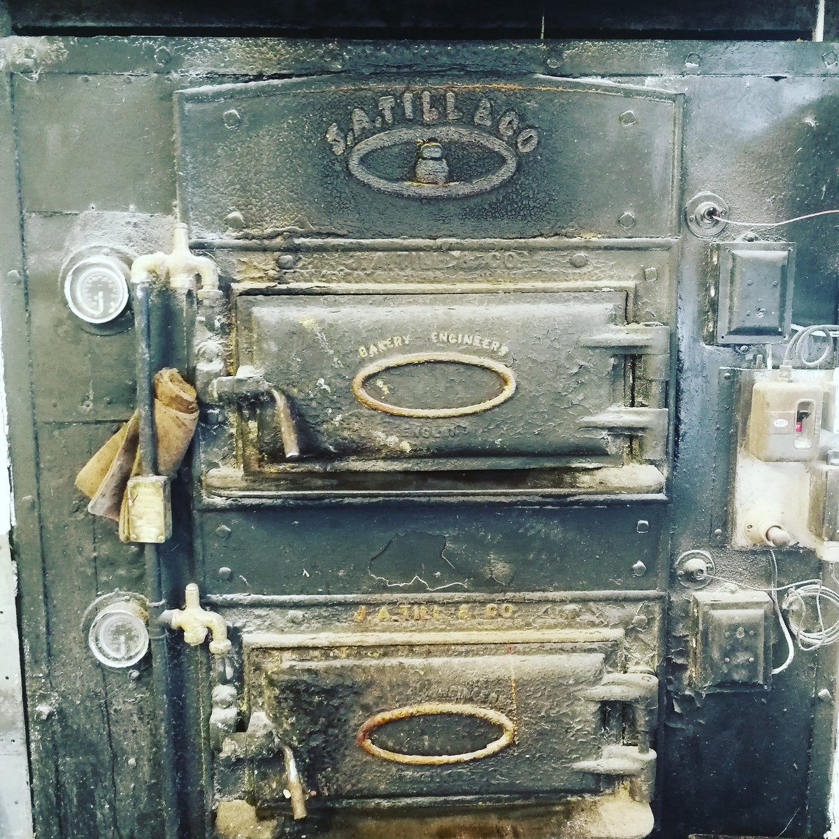 ExtractingJ's tweet photo. Dis oven though... https://t.co/FIJiT2hFQm