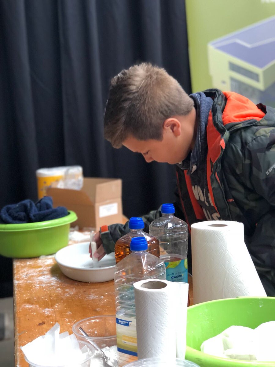 meander_de_obs's tweet photo. Vandaag zijn de kinderen van juf Rianne zelf dr. K. Boem. Kinderen van heel veel scholen kunnen proefjes doen bij de stand van de Meander op het terrein van bouwbedrijf v/g Gragt. https://t.co/GEL8OPI27Q