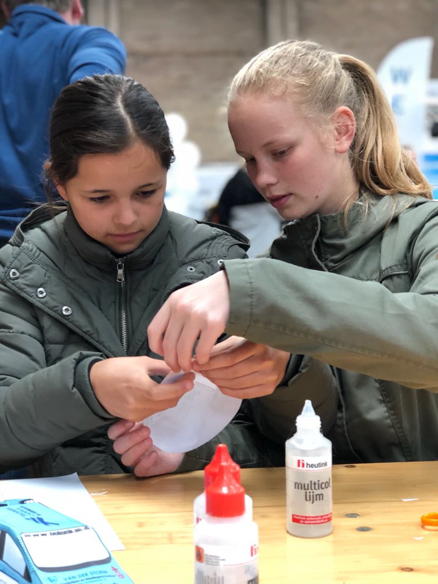 Vandaag zijn de kinderen van juf Rianne zelf dr. K. Boem. Kinderen van heel veel scholen kunnen proefjes doen bij de stand van de Meander op het terrein van bouwbedrijf v/g Gragt.