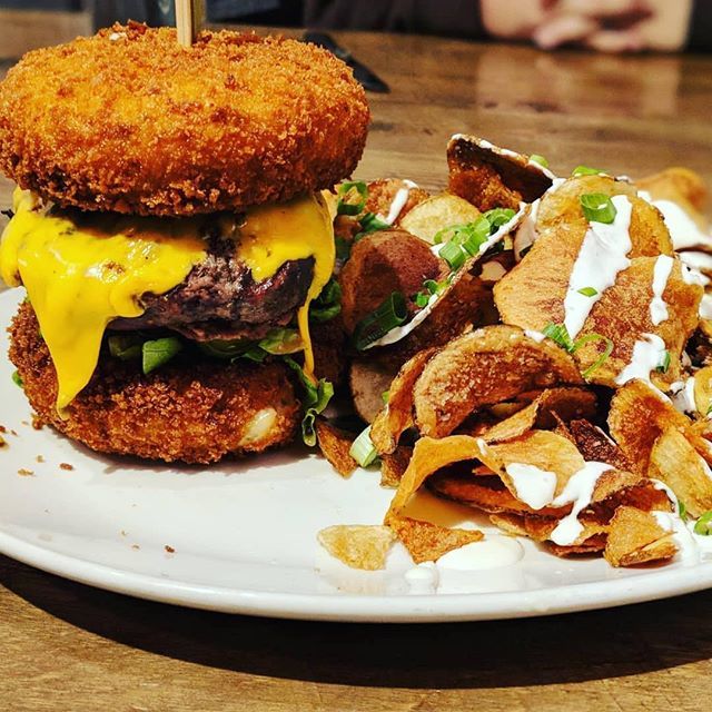 Locate_Eat's tweet photo. Cheesy Todd:
100% fresh ground chuck, American cheese, lettuce, tomato, red onion and pickle. Served on two bacon-jalapeñ mac n cheese “bun”
$15. 
#burger #macncheese #bacon #groundchuck #cheesytodd #tampa #thingstodointampa #dessert #newcusine #burgerin… https://t.co/TlqlIqcLsr https://t.co/HQqFBuL0tB