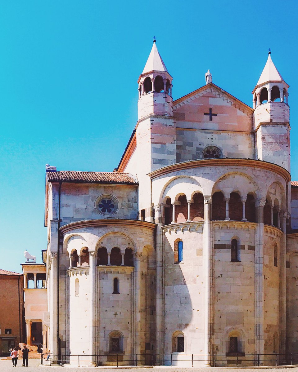 mymodenadiary's tweet photo. Là dove c’è il cuore della città, là dove c’è il mio cuore 💙💛 #modena #mymodenadiary #inemiliaromagna #iLikeItaly https://t.co/bPCImMQRge