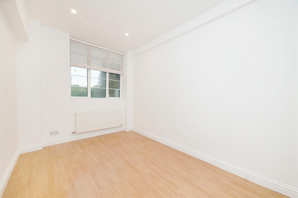 HuntersNW6's tweet photo. Located in the heart of #MaidaVale is this #newlyrefurbished #onebedroom apartment.

£350 p/w

Register your interest with us today by giving us a call on 02074314777.

#hunters #w9 #maidavale #rental #shirlandroad https://t.co/2N5mTLenMm