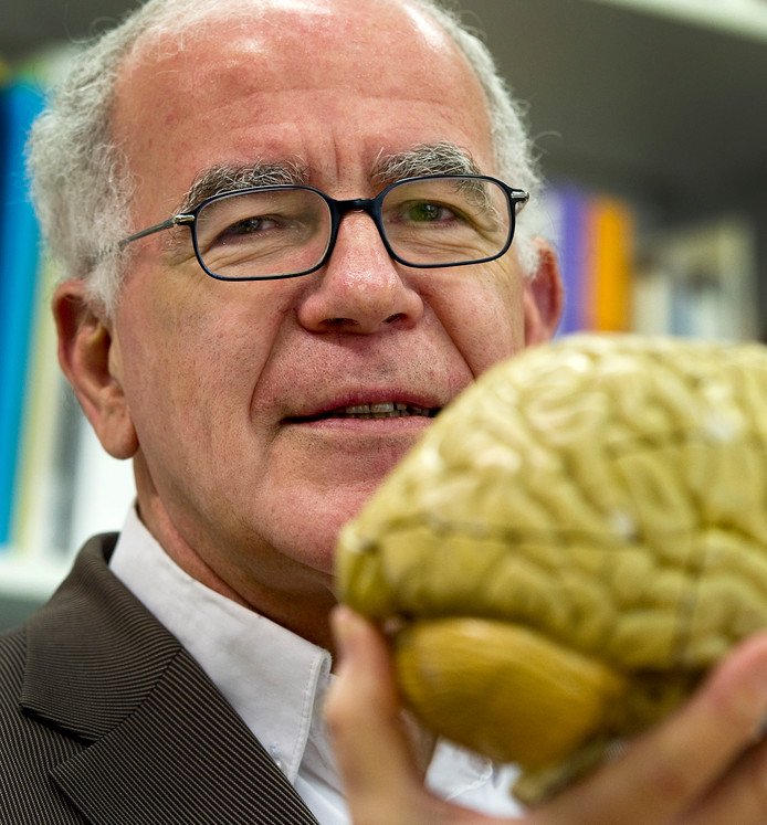 ADPolitiek's tweet photo. Hersenexpert Dick Swaab: 'Het brein vergeet zo'n memo over de #dividendbelasting echt niet' https://t.co/0bE8nkTNCz https://t.co/iMsTs75ET3