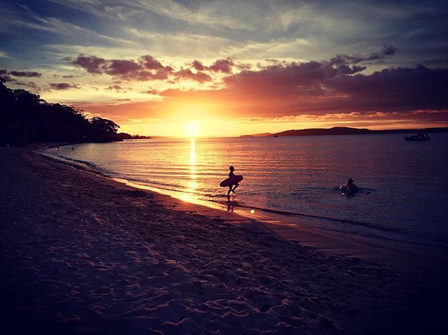 ProCaf's tweet photo. Yeah. Ummm. Yeah. Few sundowners and let the kids get wet n sandy. Dinner prep can wait. https://t.co/SsVoKC4hQw https://t.co/lsErXpcxrD