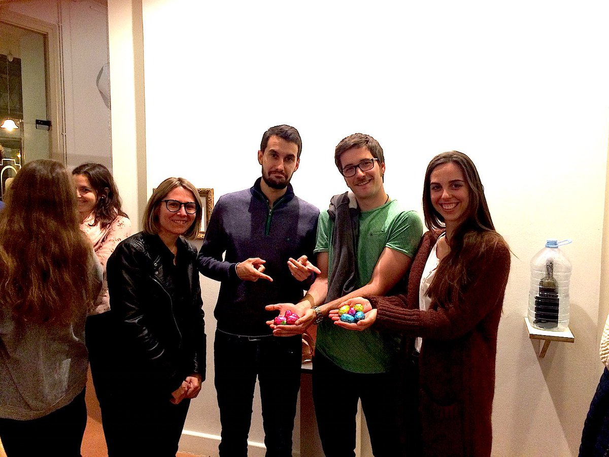 AFSabadell's tweet photo. L’Alliance Française de Sabadell a organisé une grande chasse aux œufs  réservée aux étudiants.Ils se sont appliqués à résoudre des énigmes,à  répondre à un quizz,et à trouver des oeufs cachés par l’équipe  pédagogique. Se sont-ils bien amusés?Ces photos parlent d’elles-mêmes. https://t.co/hmGg9aFqyl