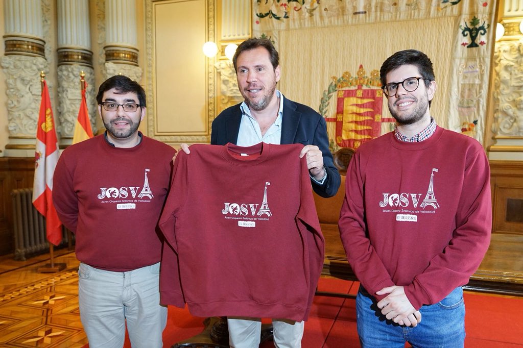 AyuntamientoVLL's tweet photo. Alcalde @oscar_puente_, ha recibido este mediodía a los integrantes de la Joven Orquesta Sinfónica de Valladolid (@JOSValladolid) tras su reciente actuación en #París y les ha felicitado por estos 15 años de vida musical

#Valladolid #Orquesta #JOSVA 🎶 https://t.co/q3R4wpadGV