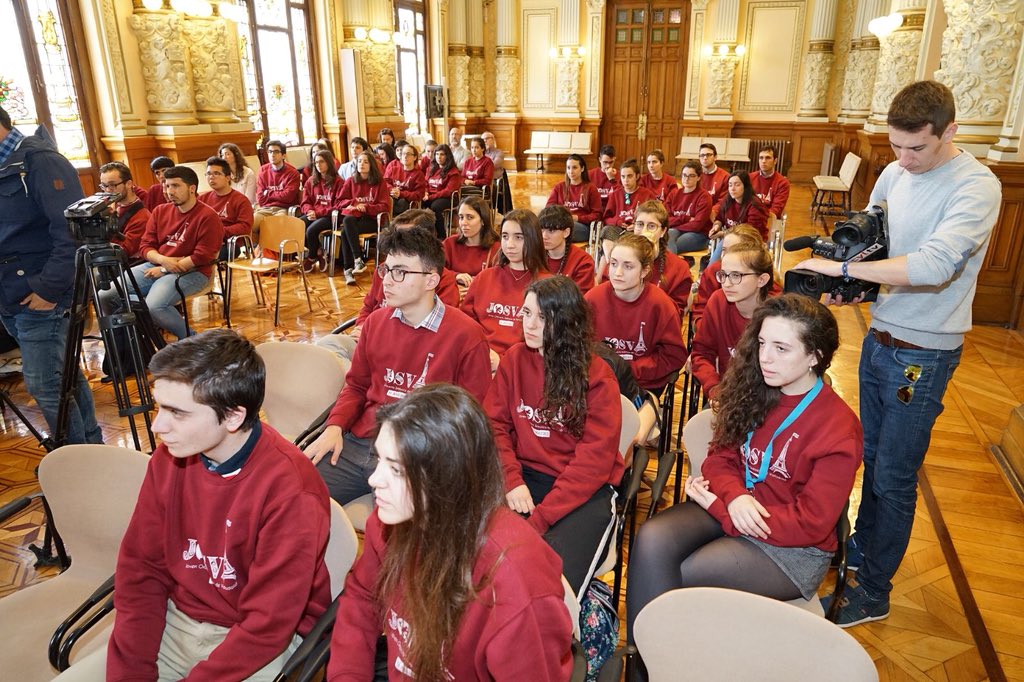 AyuntamientoVLL's tweet photo. Alcalde @oscar_puente_, ha recibido este mediodía a los integrantes de la Joven Orquesta Sinfónica de Valladolid (@JOSValladolid) tras su reciente actuación en #París y les ha felicitado por estos 15 años de vida musical

#Valladolid #Orquesta #JOSVA 🎶 https://t.co/q3R4wpadGV