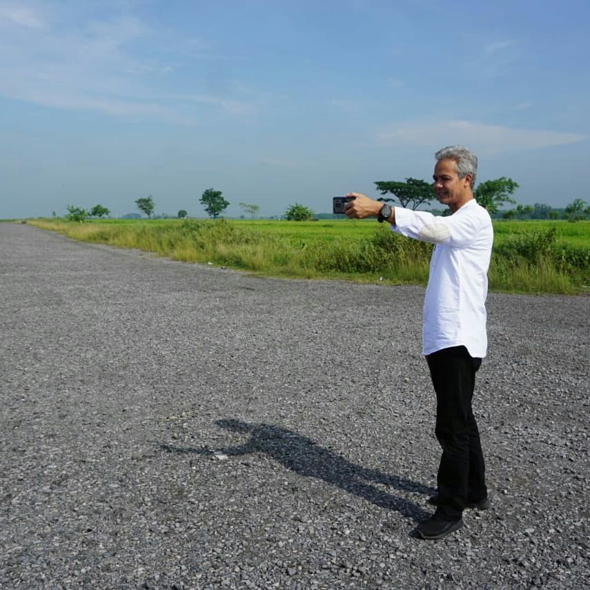 abdulsholeh_p's tweet photo. Setelah pembangunan bandara Jenderal Besar Soedirman Wirasaba Purbalingga kemarin ditinjau oleh pak @jokowi, menurut pak @ganjarpranowo, potensi bandara berikutnya yang siap dikembangkan adalah Ngloram Cepu Blora

#JKW24SibukKerja
#GanjarSibukKerja https://t.co/yJZlp12Ugp