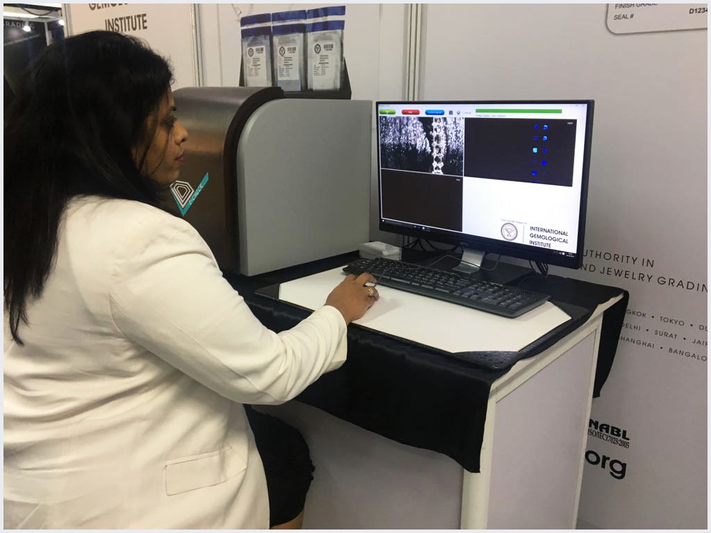 igiworldwide's tweet photo. #IGI Seminar at the Diamond Detection Expo and Symposium (#DDES2018) empowers the members of the Gems and Jewelry fraternity. (1/2)
#IGIIndia #Seminar #DiamondDetectionExpo #Symposium #GemsJewelry #GJEPC #DCheck #IGIDCheck https://t.co/g6gIfUaNqf