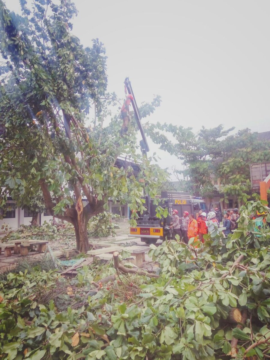 Mendatangi slh satu tmpt kejadian pohon tumbang trdampak angin puting beliung di Baciro-gondukusuman, kampus APMD sesuai assessment yg telah dilakukan.Unit PAMMAT tiba ditempat kejadian pada PKL.14.58wib
Smpi dengan lap ini dibuat yaitu pd PKL. 17.55wib.Operasi masih berjalan.