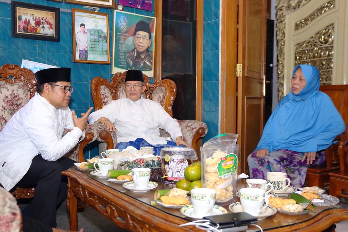 cakimiNOW's tweet photo. Kyai Abdurrozaq Syafawi
Alhamdulillah bisa sowan beliau, mendapatkan banyak pencerahan dengan penuh keakraban dan kekeluargaan, semoga berkah sehat dan umur panjang manfaat dan sukses.
Beliau Pengasuh generasi ketiga Pondok Pesantren Al Muayyad Solo Jateng https://t.co/kvPbtRYxiV