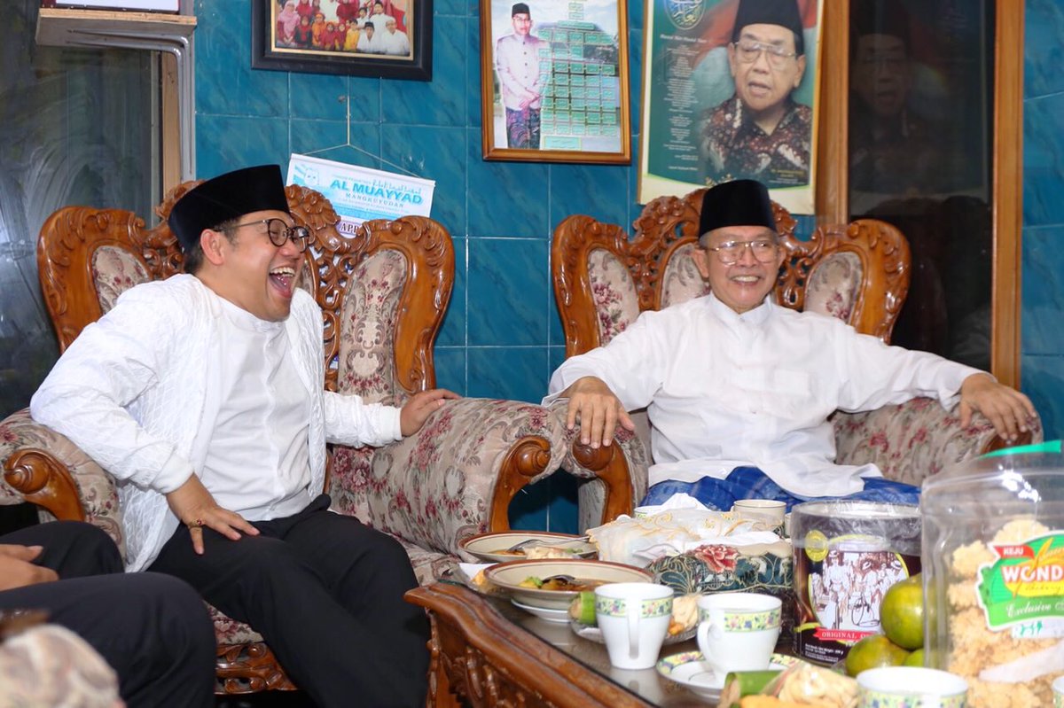 Kyai Abdurrozaq Syafawi
Alhamdulillah bisa sowan beliau, mendapatkan banyak pencerahan dengan penuh keakraban dan kekeluargaan, semoga berkah sehat dan umur panjang manfaat dan sukses.
Beliau Pengasuh generasi ketiga Pondok Pesantren Al Muayyad Solo Jateng