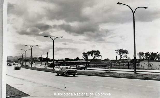 Transversal91's tweet photo. Avenida Caracas, Ciudad Quito Dia Y Noche | Rodríguez, Manuel H., 1920-2009 | 1955-1972 #Cultura #Fotográfía #PanorámicasBogotá #CallesBogotá #follow4follow #Bogotá #Ciudad #FotosAntiguas #Historia #AvCaracas #Construcción #Investigación #Movilidad #Transporte #Calle26 #Blog https://t.co/W1srkdxKT6