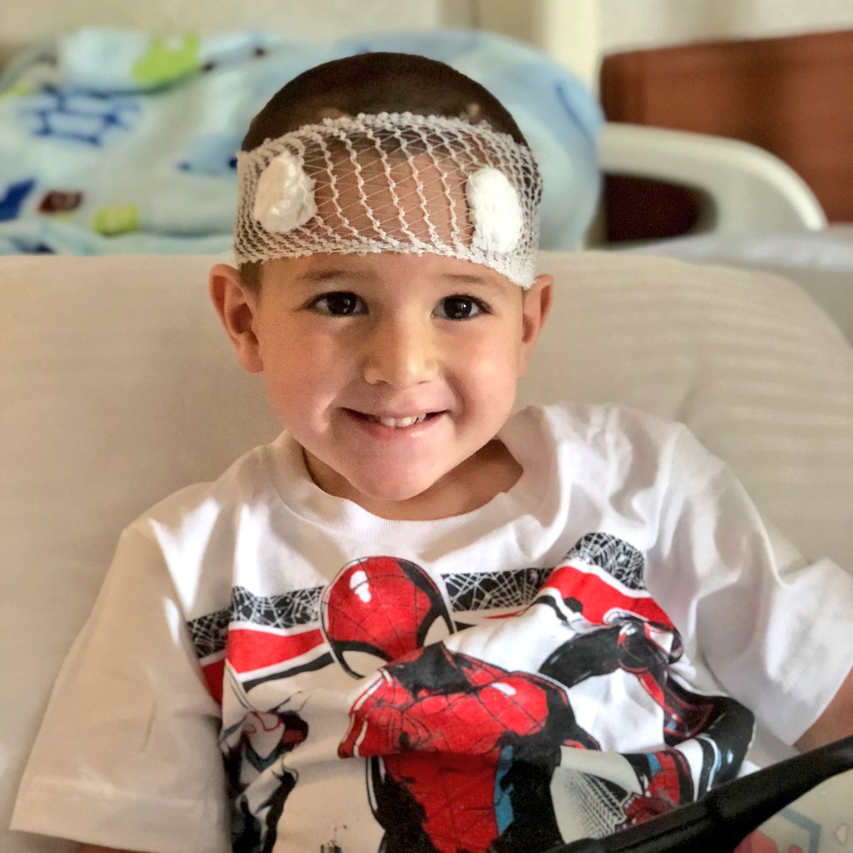 gmuyshondt's tweet photo. Este Pipe al salir ayer de su radiocirugía en la cual le trataron sus 3 tumores.
Su sonrisa es permanente y su corazón más grande que los desafíos que enfrenta su vida.
Quisiera tener sus fuerzas, y quisiera poder cambiar lugares con él. 
#TodosSomosPipe https://t.co/DsSSps8FRK