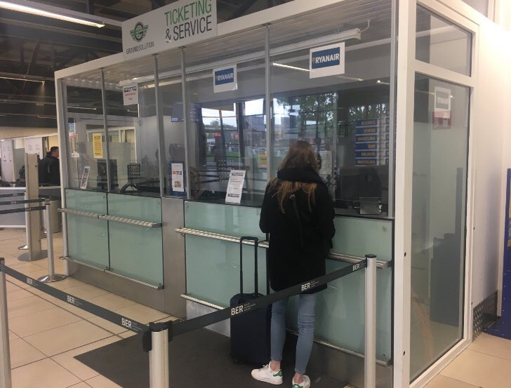 #RyanAir hat durchaus recht sich beim check-in mit Sicherheitsglas schützen zu müssen..
55 Euro! Check-In Gebühr wenn es online nicht geklappt hat #Wucher