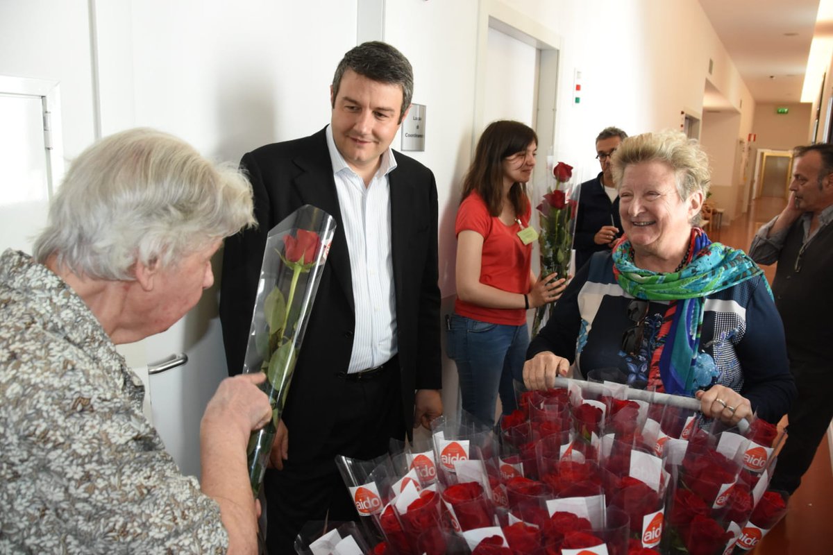 comunevenezia's tweet photo. #25aprile #SanMarco | Al Centro Servizi San Giobbe a Cannaregio l'assessore Venturini consegna alle anziane ospiti della struttura i #bocoli offerti da #Aido Venezia  

Leggi di più su: https://t.co/ueuMADYk4W https://t.co/OHUpFGDEu7